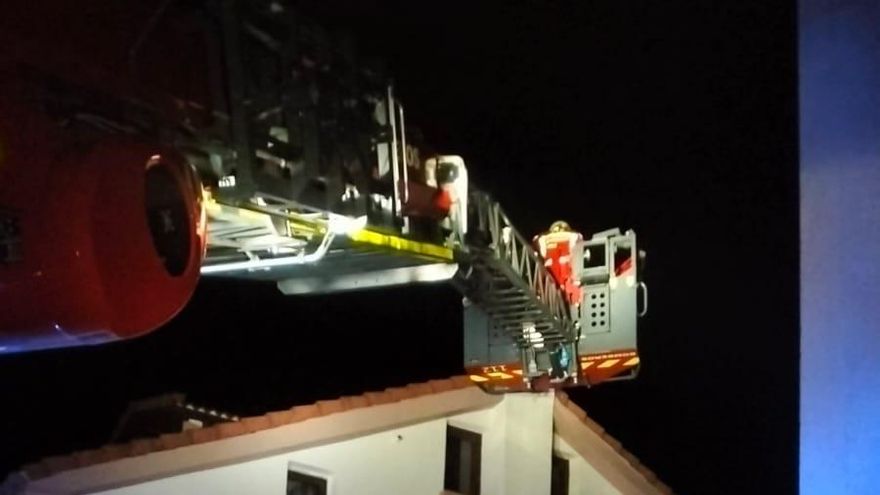 Bomberos en una vivienda de San Vicente de la Barquera en la que se registró un incendio en la chimenea
