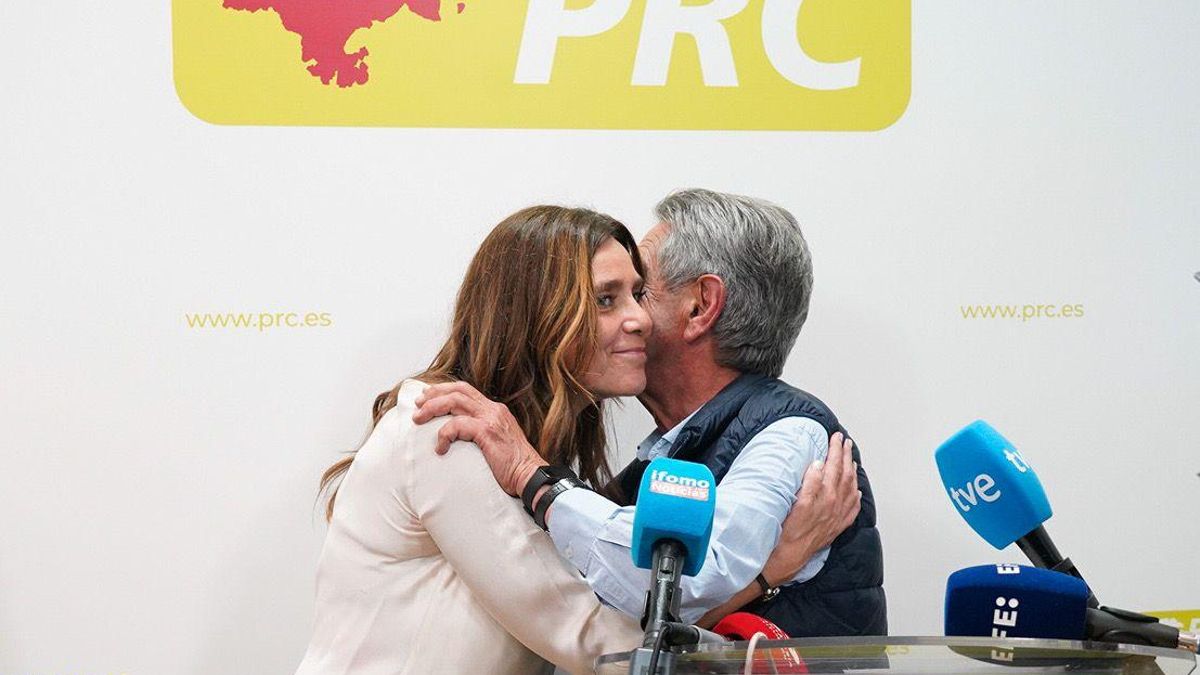 Paula Fernández y Miguel Ángel Revilla se abrazan en la sede del PRC. Archivo.