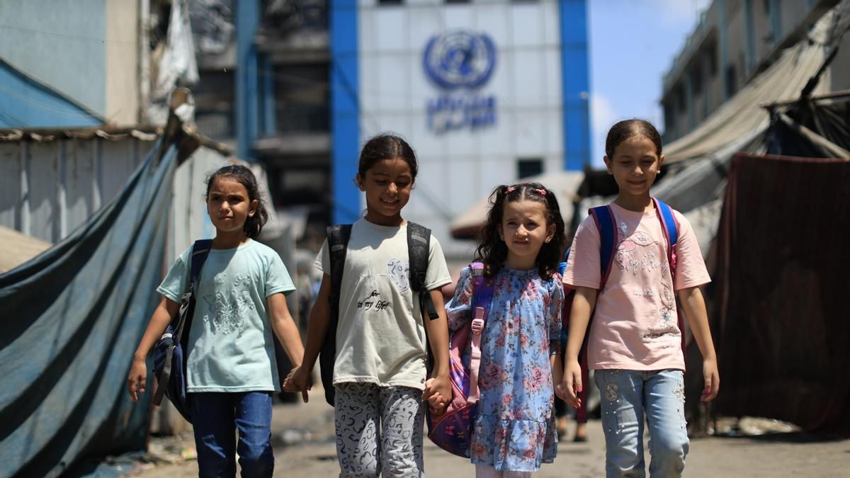 Niñas se preparan para la vuelta a las clases en Gaza