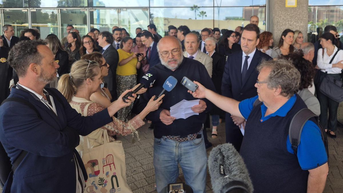 En la imagen, un representante de la Asociación Profesional de la Magistratura, Ramón Toubes (c), durante la concentración en la Ciudad de la Justicia de Las Palmas de Gran Canaria.