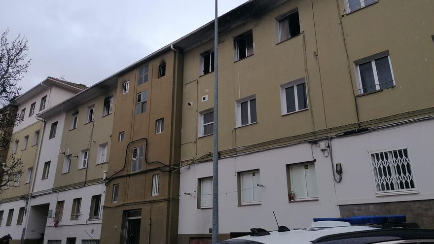 Cuatro heridos, entre ellos un menor y un bombero, en el incendio de una vivienda en un barrio de Ferrol