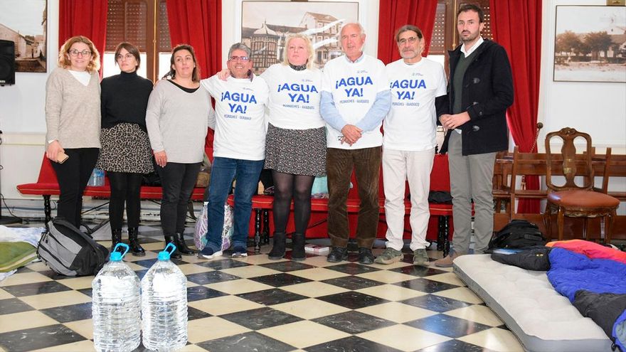 Vecinos del norte de Córdoba inician una huelga de hambre por la falta de agua potable para 80.000 personas