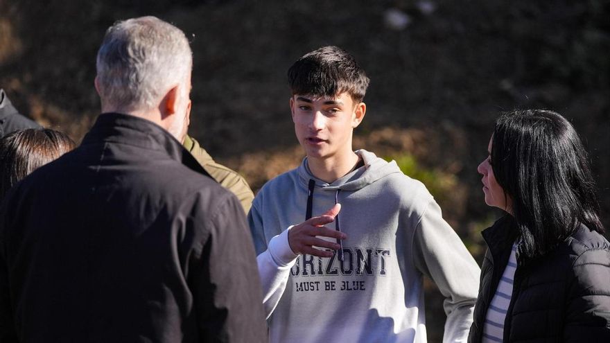 El joven de 16 años, Julio Rodríguez, relata a los Reyes, Felipe VI y Letizia, que fue uno de los primeros en llegar al lugar del accidente y como se dedicó a auxiliar a las personas heridas y atrapadas en los trenes siniestrados en Adamuz.