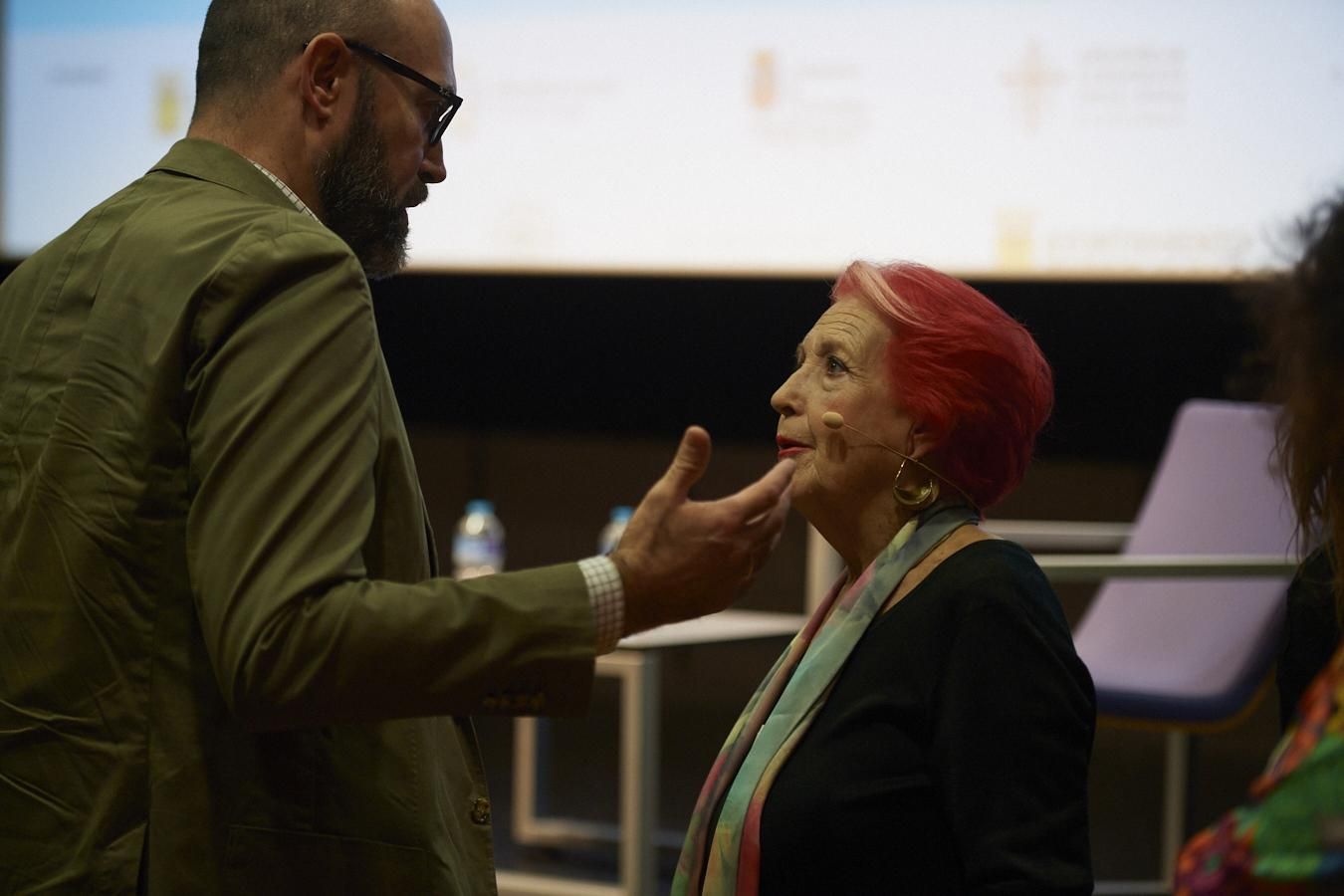 Víctor López y Rosa María Calaf conversan antes de la mesa redonda.
