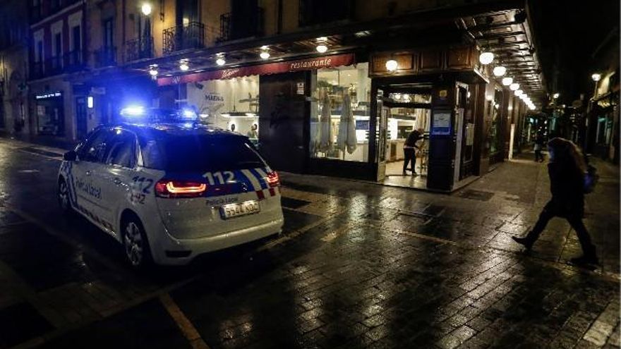 La Policía de León controlando el toque de queda y el cierre de los establecimientos. / Campillo / ICAL