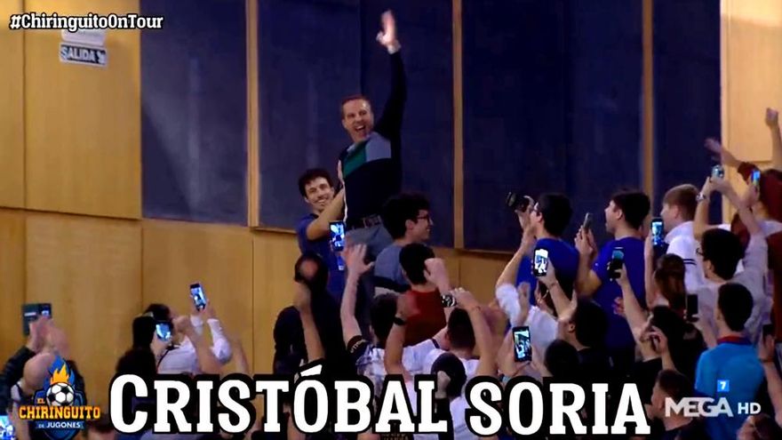 Cristóbal Soria se cae por las escaleras en el especial de 'El Chiringuito' desde Salamanca: "¡Penalti para el Madrid!"