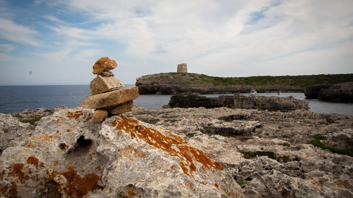 Ni las caracolas ni piedras son un souvenir: cómo el saqueo geológico arrasa la biodiversidad de Menorca