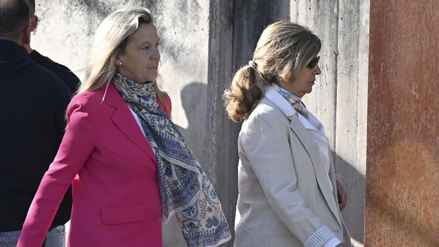 Rosalía Iglesias (d), mujer de Luis Bárcenas, llega a la Audiencia Nacional este lunes para declarar en el juicio del caso Kitchen