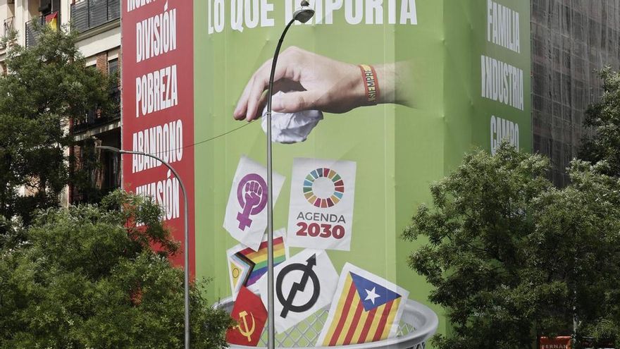 Lona del odio instalada por Vox en la calle Alcalá de Madrid