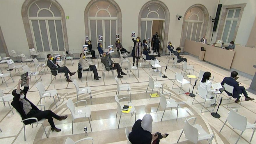 Los diputados levantan carteles antifascistas tras la intervención de Garriga.