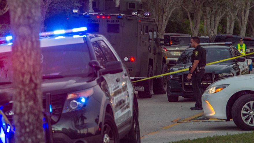 Efectivos de la policía de Hialeah Gardens, del condado de Miami-Dade y una dotación de bomberos de Florida atendieron el suceso. En la imagen el registro de otro operativo policial en Florida (EE.UU.). EFE/Giorgio Viera/Archivo