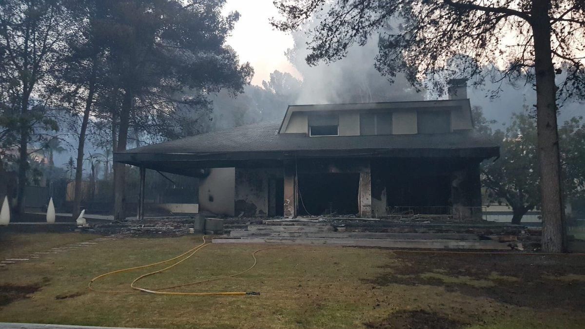 Una casa arrasada por el fuego en Gandia