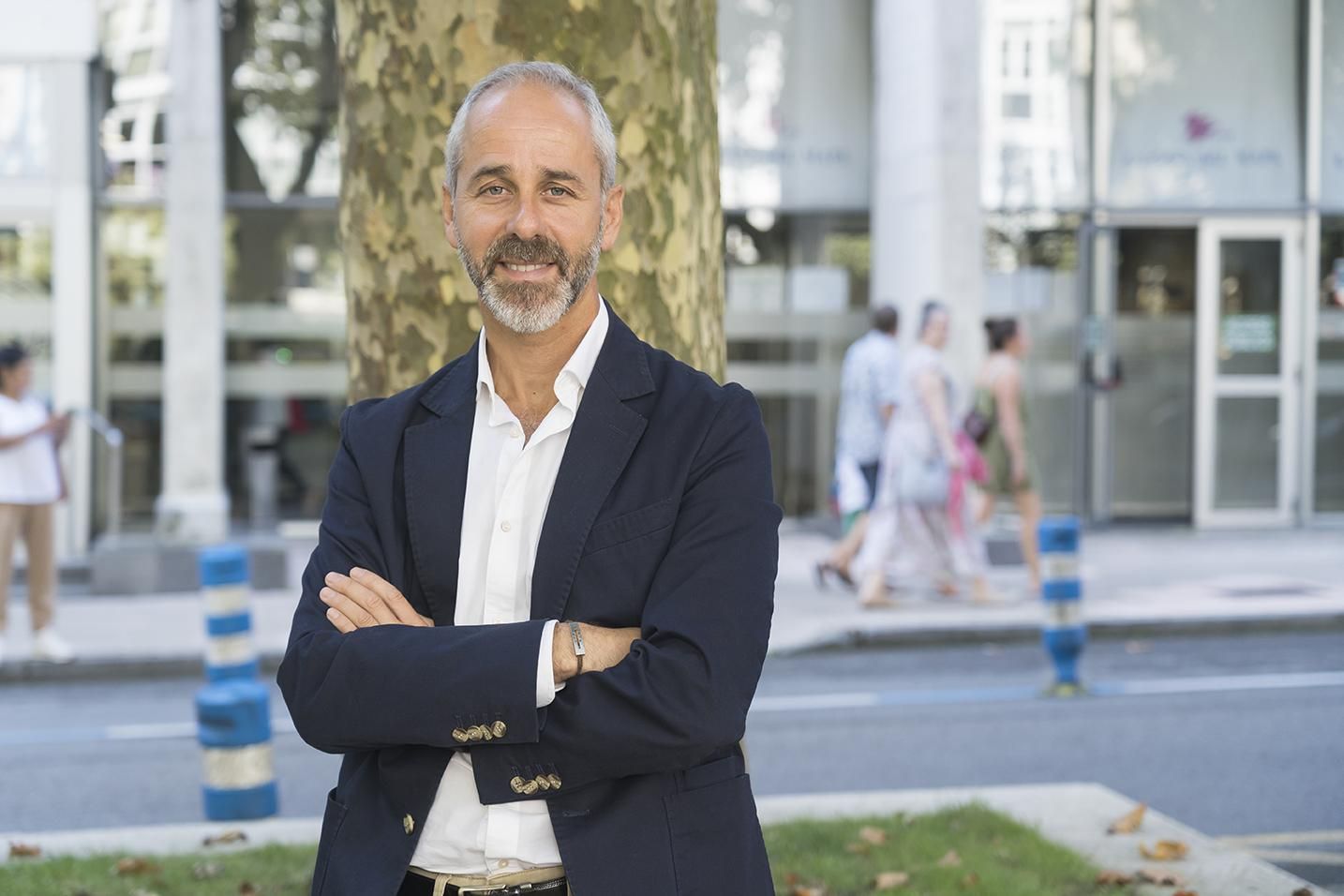 Sergio Silva posa frente a la sede de su departamento en Santander.