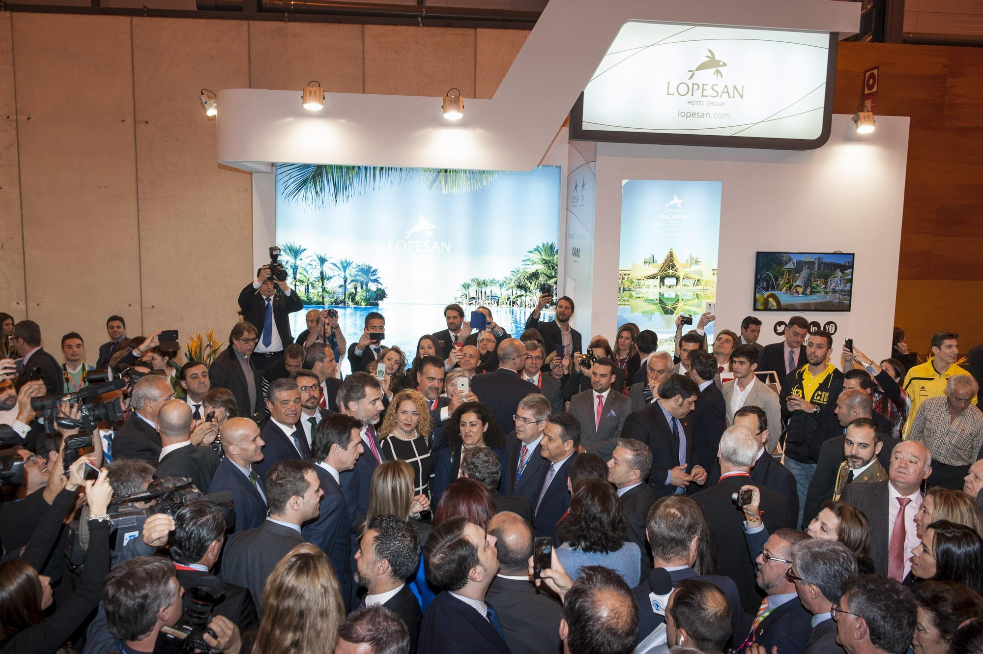 Visita de los Reyes al stand de Lopesan en Fitur