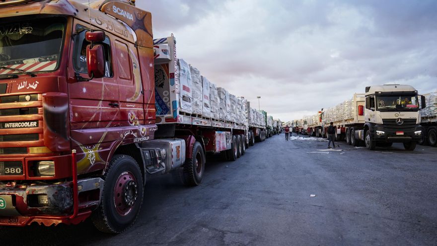 Camiones cargados con ayuda humanitaria esperan para salir hacia Gaza desde la parte egipcia del paso fronterizo de Rafah, entre Egipto y la franja de Gaza, este domingo. Israel y Hamás acordaron el 8 de octubre de 2025 firmar la primera fase de un marco de paz que permitirá la rápida liberación de todos los rehenes. EFE/ Stringer