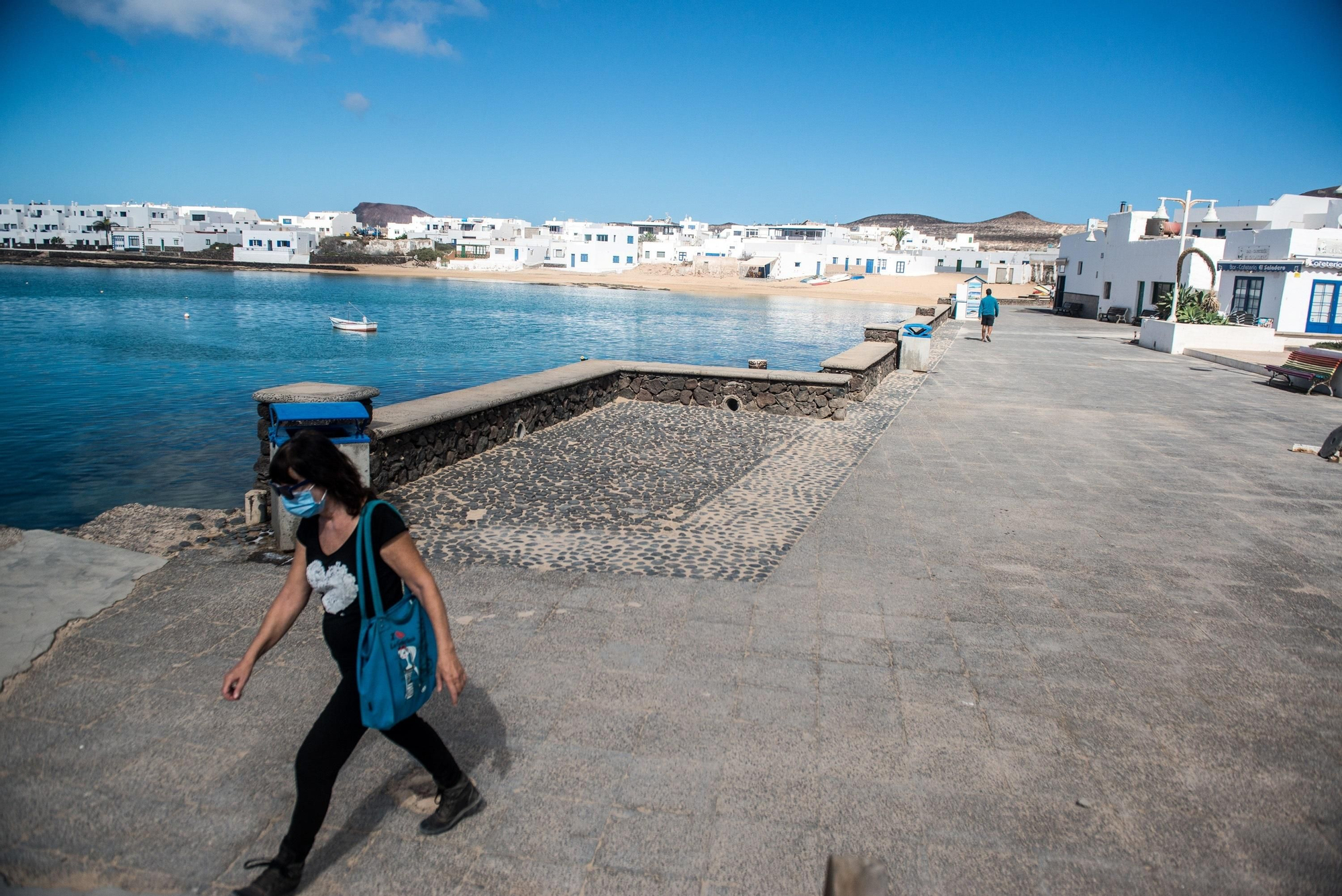 Una vecina camina por Caleta de Sebo, en La Graciosa, en el primer día en la fase 1 de desescalada.