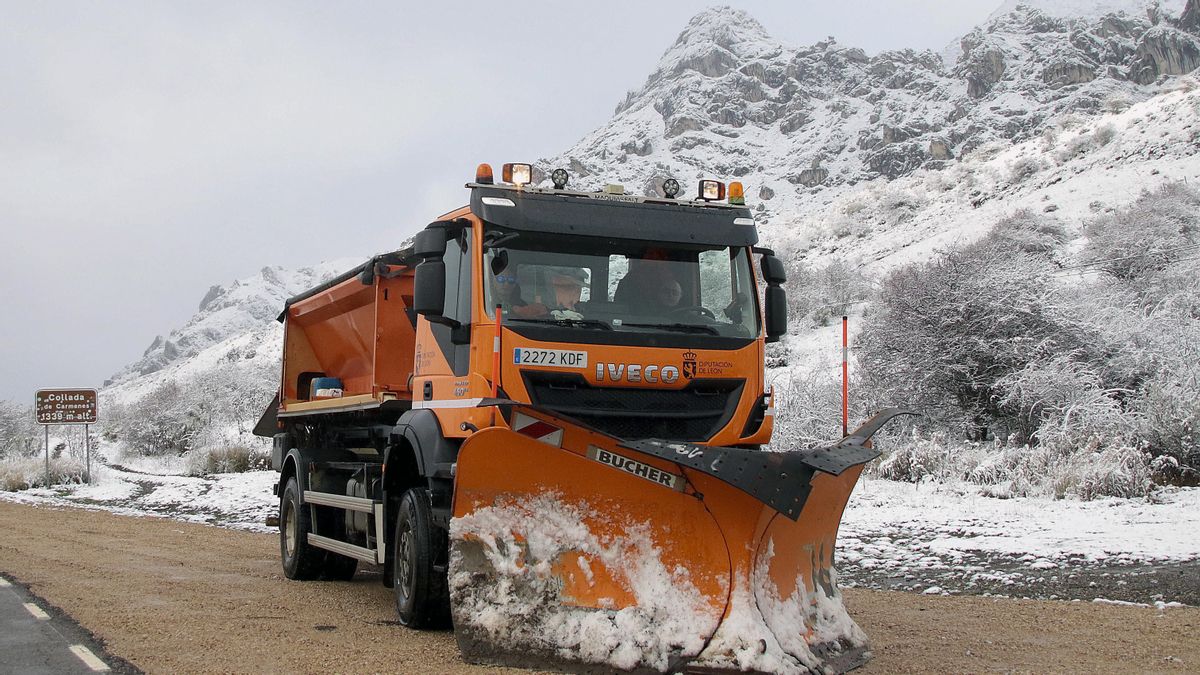 Una máquina quitanieves en una carretera nevada de León. EFE/ J.Casares
