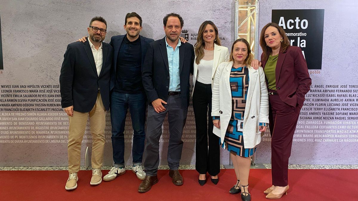 Representantes de los medios de comunicación distiguidos en el acto organizado en Riba-roja de Túria.