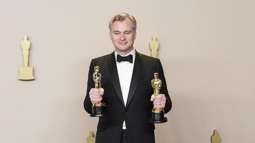 Christopher Nolan, con las estatuetas de sus Oscar a mejor director y película por 'Oppenheimer'