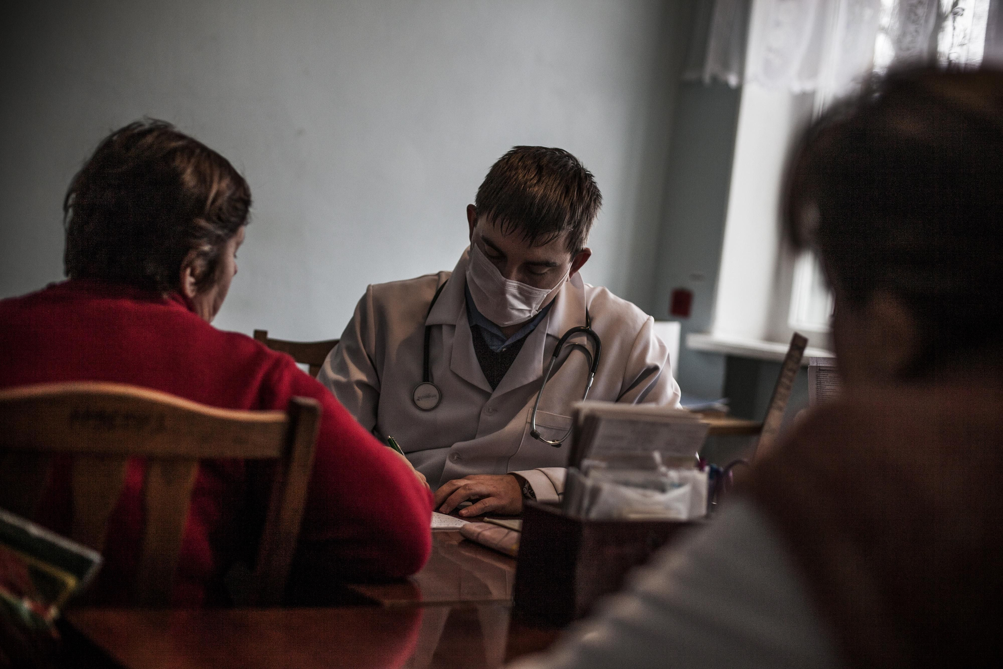 Un médico ucraniano trata a un paciente en el centro de salud en Shajtarsk, Región de Donetsk, que MSF ha estado apoyando desde diciembre de 2014 / FOTO: Manu Brabo / MSF