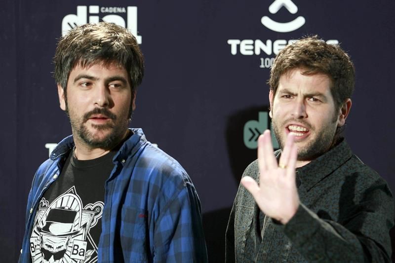 El dúo Estopa, formado por los hermanos David (i) y José Manuel Muñoz (d) en los premios de la cadena Dial. EFE/Cristóbal García