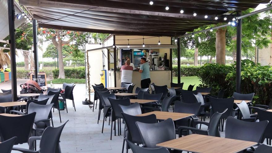 Reabre el quiosco del Parque Romano con nuevo mobiliario y mejoras en la terraza