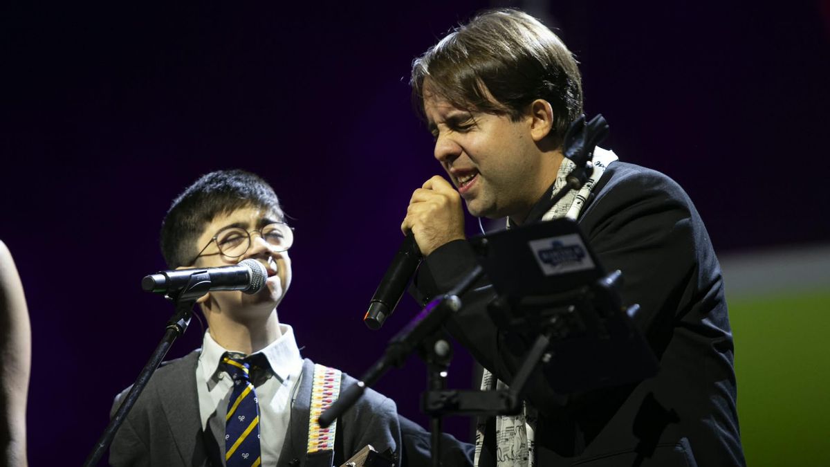 Johann Sebastian Salvatori (derecha) junto a un intérprete infantil