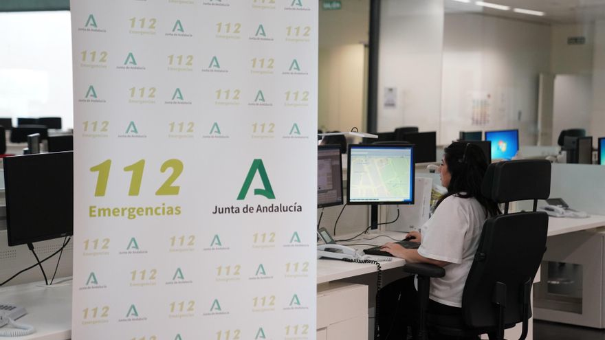 Una trabajadora en la sala del 112 Andalucía