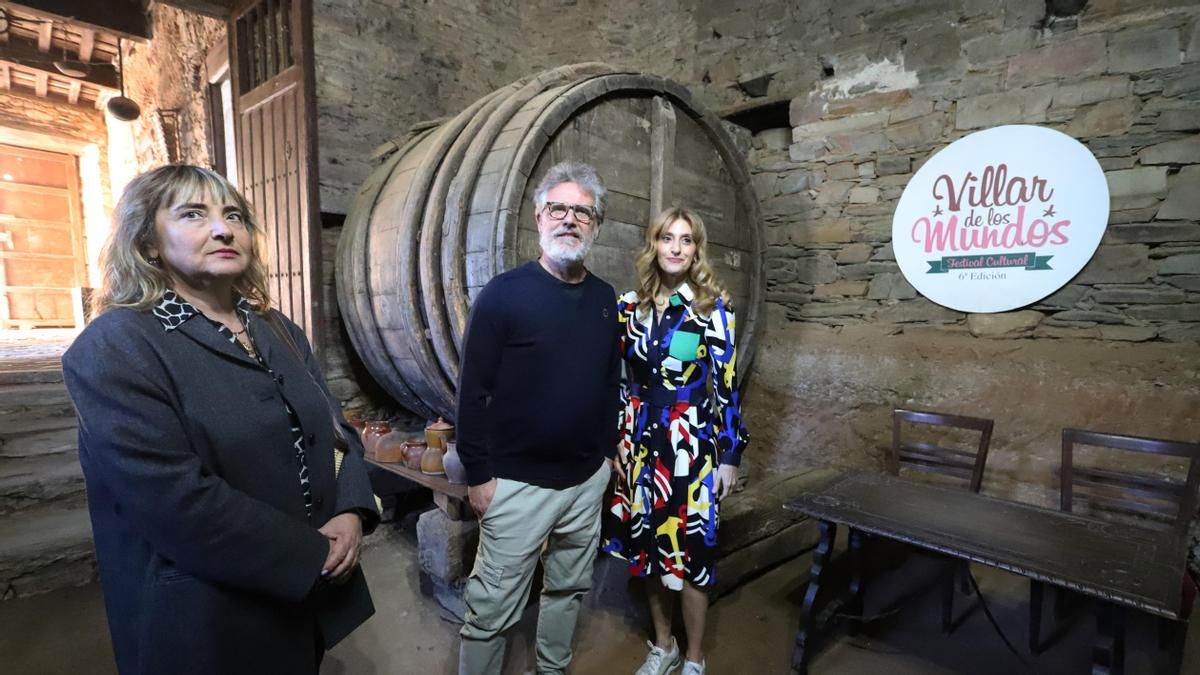 Mar Sancho (d), junto a Nicolás de la Carrera y Rosana Velasco (i), durante la presentación del Festival Villar de los Mundos.
