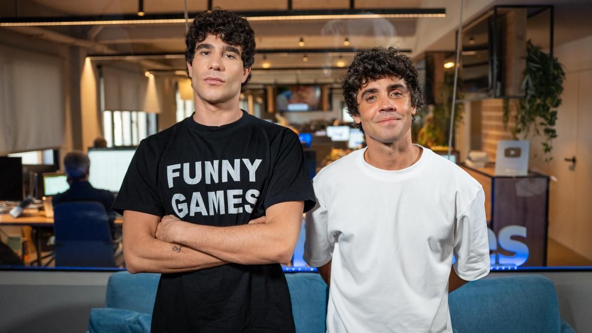 Javier Calvo y Javier Ambrossi: “El contrato de 'La bola negra' con Netflix se negoció al lado de un contenedor y con un roncola en la mano”