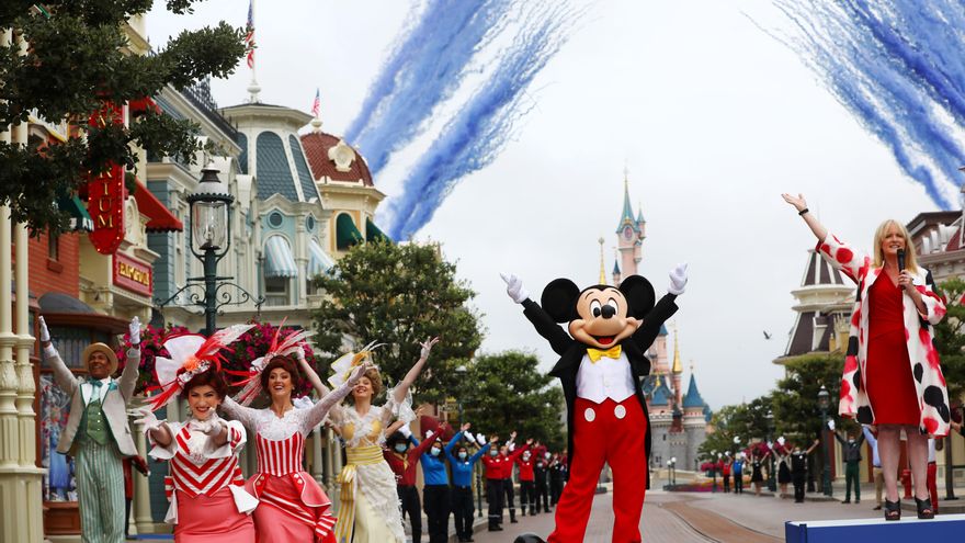 Disneyland París reabre tras la pandemia con mascarilla y con fe en el futuro