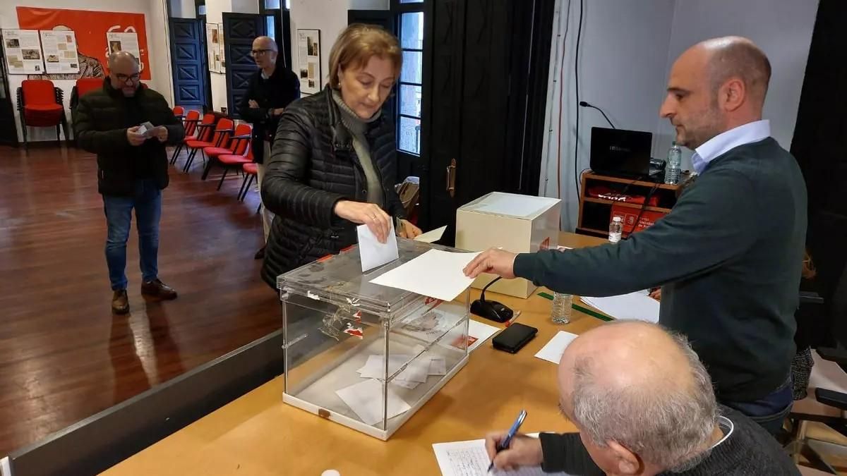 Delia Losa dimite como secretaria general del PSOE de Oviedo tras la victoria de Sergio Llera como candidato a la Alcaldía