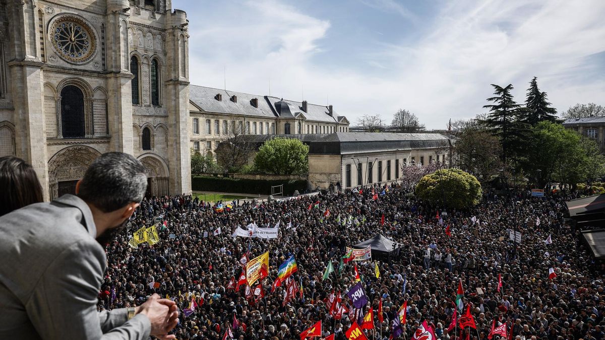Miles de personas se manifiestan este sábado en Saint-Denis.