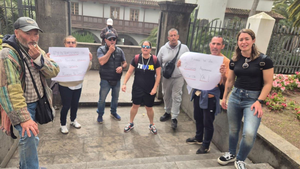 El barrio de Las Rosadas se planta ante el Ayuntamiento de Teror