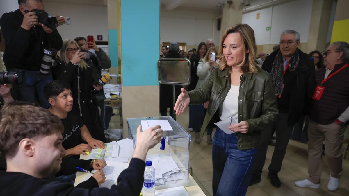 La candidata del PSOE a la Presidencia de Aragón, Pilar Alegría, vota en el Instituto Goya de Zaragoza,