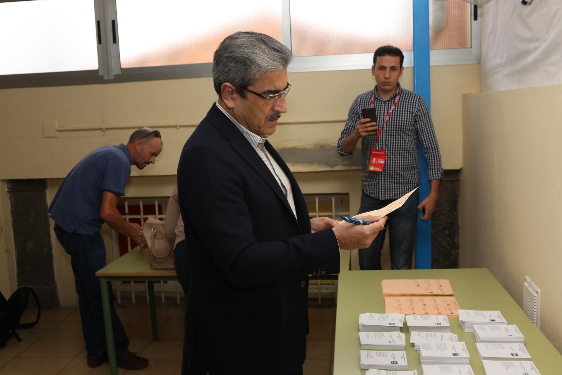 El presidente de Nueva Canarias, Román Rodríguez, ejerce su derecho a voto (Alejandro Ramos)