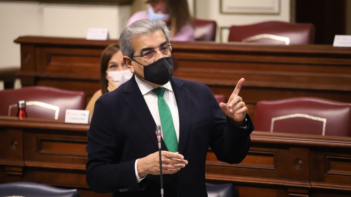 Archivo - El vicepresidente y consejero de Hacienda, Presupuestos y Asuntos Europeos del Gobierno de Canarias, Román Rodríguez,