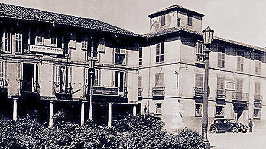 Ateneo Obrero de León en los años 30, en la plaza de la Catedral.