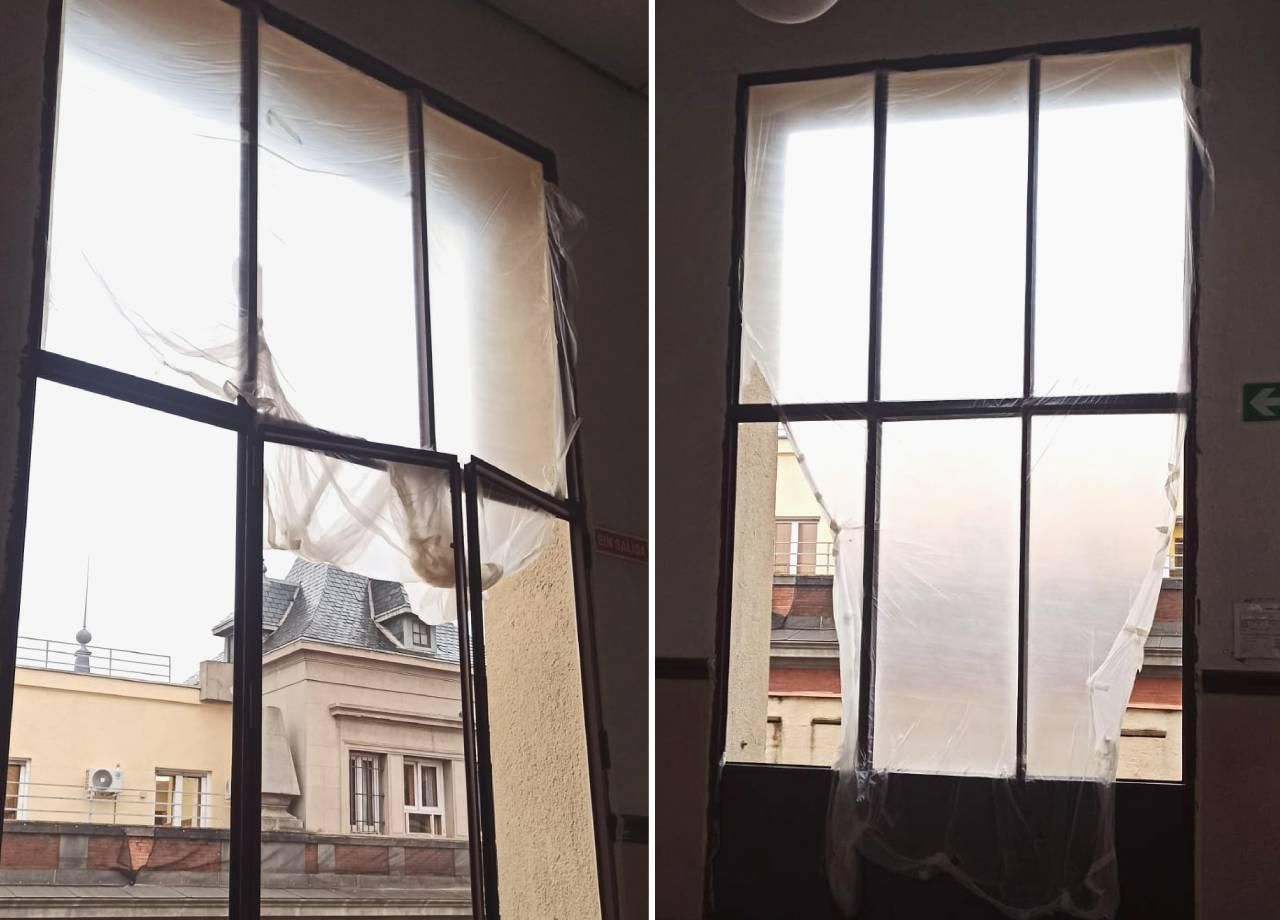 Detalle de los ventanales del IES Cardenal Cisneros cubiertos durante las obras