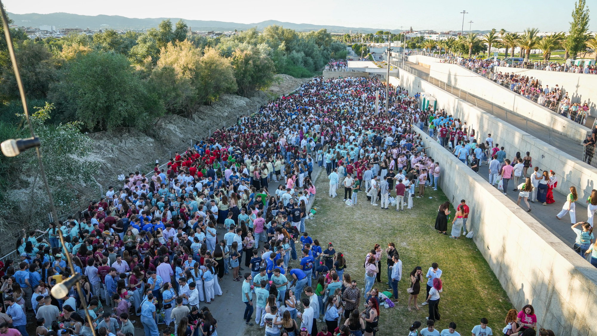 El macrobotellón de Miraflores en el Miércoles de Feria