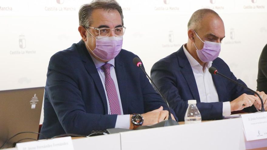 El consejero de Sanidad de Castilla-La Mancha junto al director general de Salud Pública