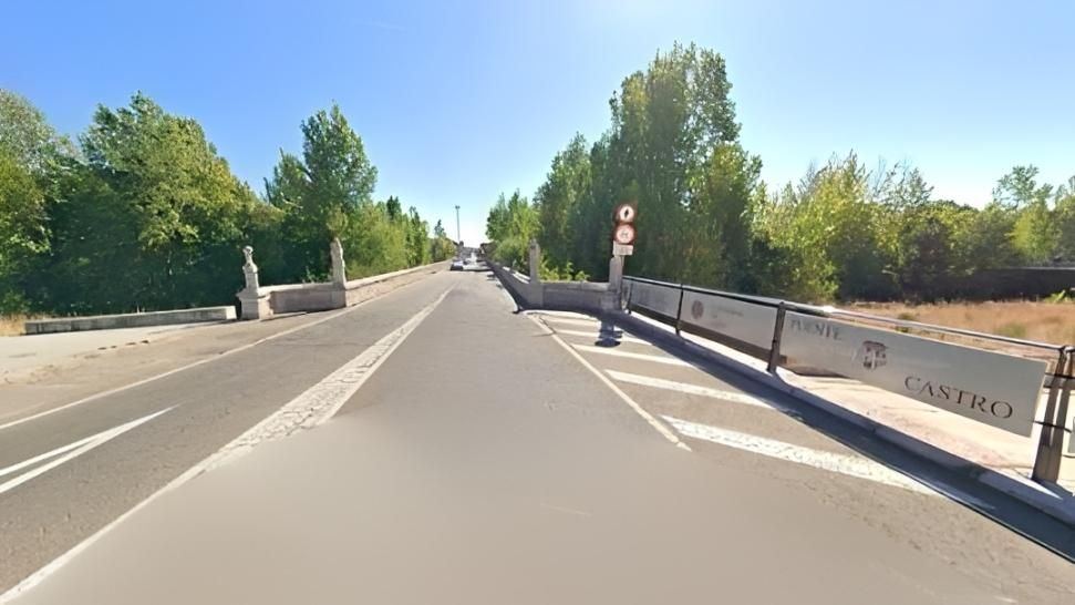Vista de la carretera N-601 y tráfico por el puente sobre el río Torío de acceso a Puente Castro.