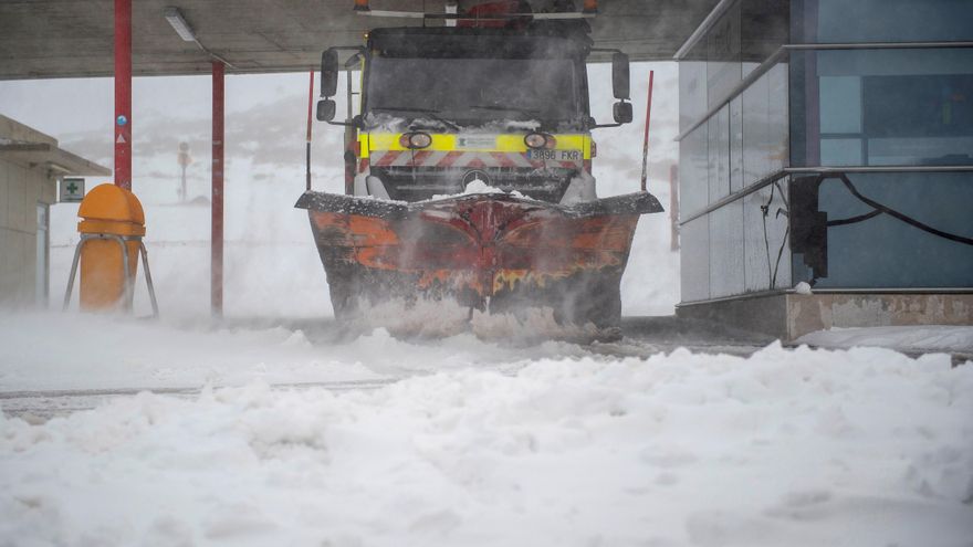 Una máquina quitanieves retira la nieve del aparcamiento de la estación de esquí de Alto Campoo, en Cantabria. EFE/Pedro Puente Hoyos/Archivo