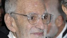 Fotografía tomada en junio de 2011 en la que se registró al dramaturgo estadounidense Larry Kramer (i), quien falleció este miércoles, a los 84 años, a causa de una neumonía, en Manhattan (Nueva York, EE.UU.).