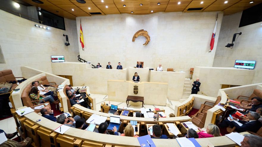 La presidenta de Cantabria, María José Sáenz de Buruaga, en un Pleno.