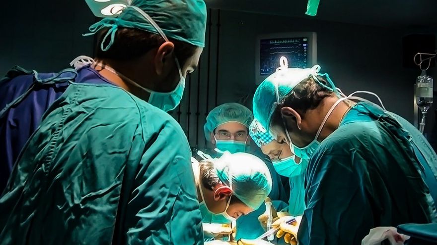 Archivo - Intervención del equipo médico en una donación multiorgánica.
