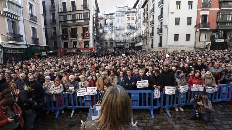 Las derechas se echan a la calle en Pamplona contra la moción de censura pactada por EH Bildu y PSN: "Nos han matado"