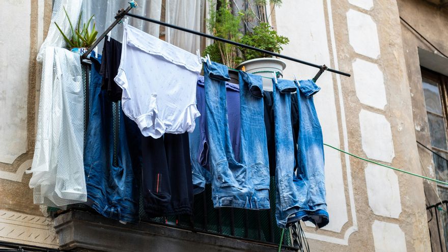 Ni tabaco ni humedad: seis formas efectivas de eliminar los olores de la ropa