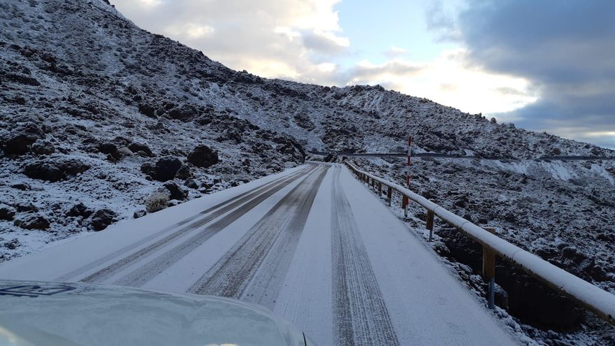 Cerrados todos los accesos al Teide mientras quitanieves y operarios retiran el hielo de las vías