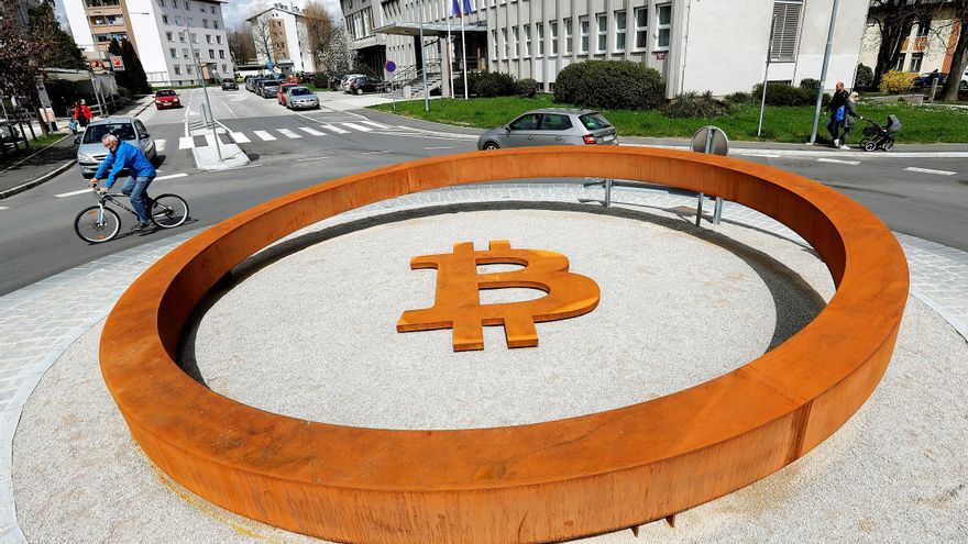 El bitcóin, la criptomoneda más utilizada, ha marcado este domingo un nuevo récord histórico, por encima de los 28.000 dólares, aunque posteriormente ha perdido fuelle y ahora se sitúa por debajo de los 27.000 dólares. EFE/ Antonio Bat/Archivo